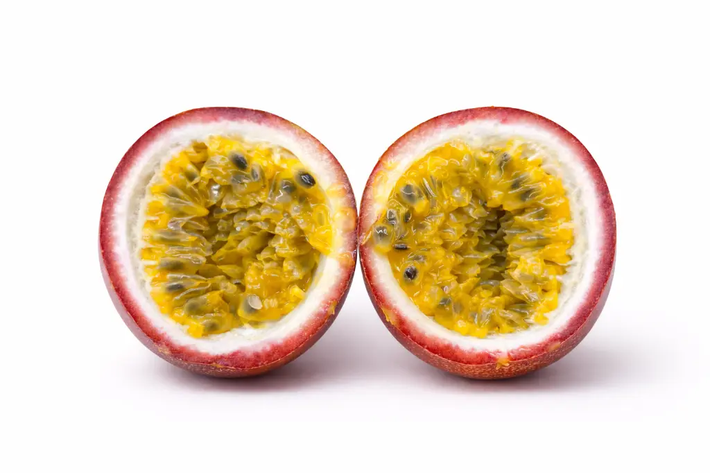 Fruta-de-la-pasion-TheFruitsOfTheWorld-1.webp