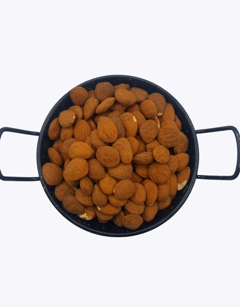 Almendra cruda con piel