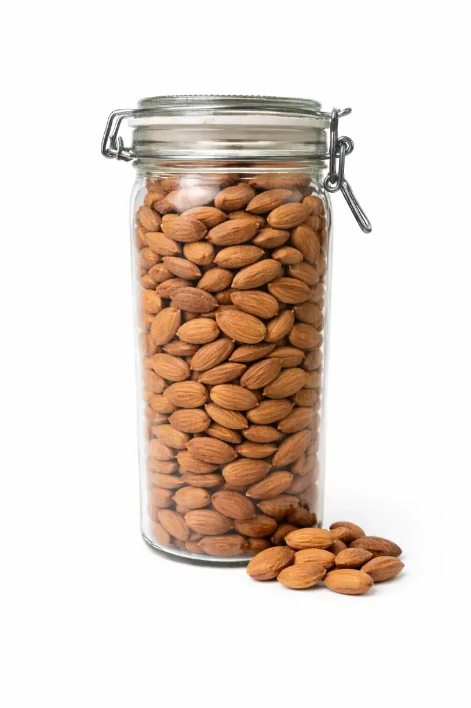 Almendra cruda con piel